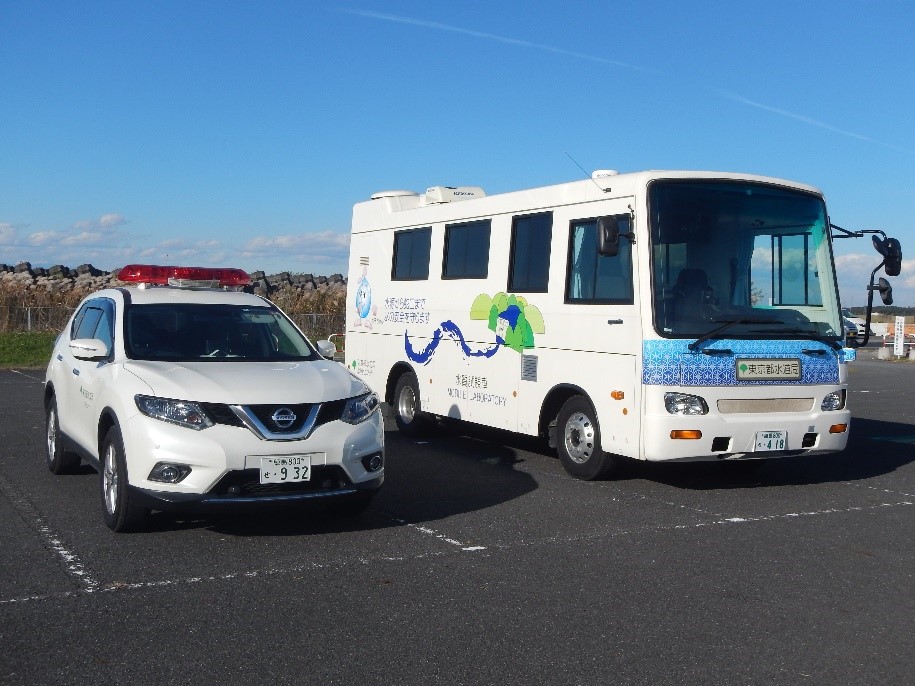 写真　水質試験車（左）と緊急車（右）
