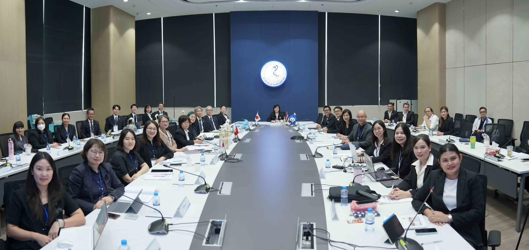 会議の模様を写した写真です。